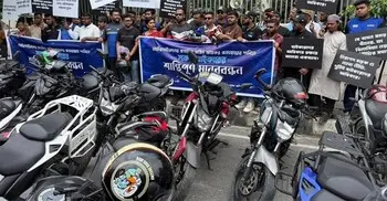 মোটরসাইকেলে অগ্রিম আয়কর প্রস্তাব বাতিলের দাবিতে মানববন্ধন