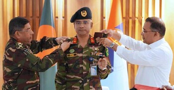 নতুন পিএসও মুশফিকুরের র‍্যাংক ব্যাজ পরালেন প্রধানমন্ত্রী