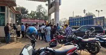 বিভিন্ন জেলায় তেল সংকট, পাম্পে উপচে পড়া ভিড়