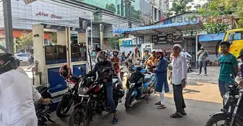 পাম্পে থাকছেন না ‘ট্যাগ অফিসার’, তেল বিতরণে সেই বিশৃঙ্খলা