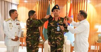 নতুন পিএসও মুশফিকুরকে র‍্যাংক ব্যাজ পরালেন প্রধানমন্ত্রী