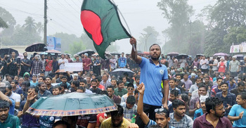 Protest against quota: RU students block Dhaka-Rajshahi highway