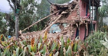 Rescuers struggle to find Nepal quake survivors, deaths at 137