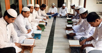 মৃতের জন্য অর্থের বিনিময়ে কোরআন তিলাওয়াত করা যাবে?