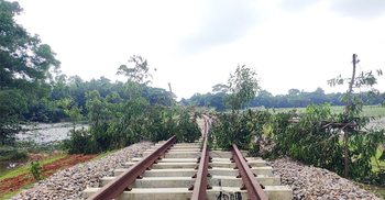 জমি অধিগ্রহণের টাকা না পেয়ে রেললাইনে বেড়া দিলেন শাহানুর