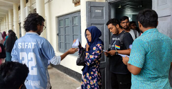 রাকসুর তফসিল ঘোষণার দাবিতে লিফলেট বিতরণ