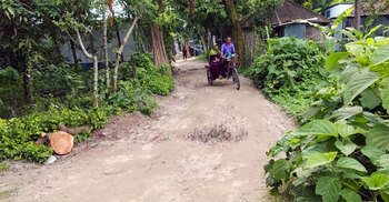 ‘রাস্তা এত খারাপ যে, ভ্যানের ওপরই ডেলিভারি হয়ে যায়’