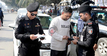 চেকপোস্ট-টহলে সতর্ক র‍্যাব, আঙুলের ছাপ মিলিয়ে খুঁজছে অপরাধী