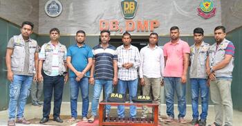 ব্যাংক থেকে বড় অঙ্কের টাকা তোলা গ্রাহকদের টার্গেট করতেন তারা