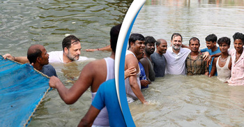 ভোটের প্রচারে পুকুরে নেমে জেলেদের সঙ্গে মাছ ধরলেন রাহুল গান্ধী