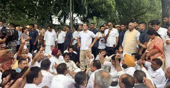 Rahul, Priyanka protest outside Modi house over paper leaks