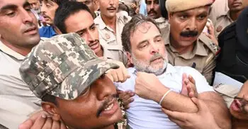 Rahul, Priyanka detained during protest outside Modi house