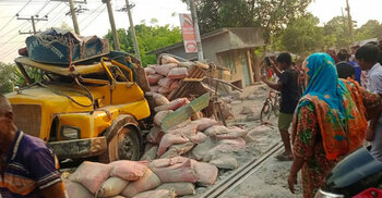 যশোরে ট্রেনের ধাক্কায় দুমড়ে মুচড়ে গেলো ট্রাক