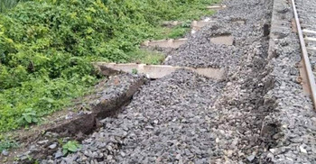 নাটোরে ভারী বর্ষণে দেবে গেলো রেললাইন, চলছে মেরামত