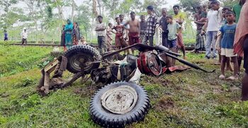 চালকের অবহেলায় ট্রেন-ট্রাক্টর সংঘর্ষ, আহত ১