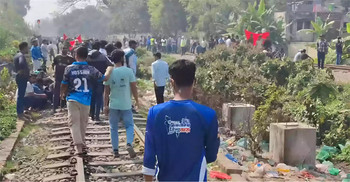 Diploma engineers block railway in Gazipur