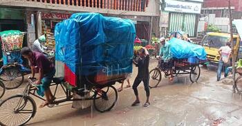 টানা বৃষ্টিতে খেটে খাওয়া মানুষের দুর্ভোগ