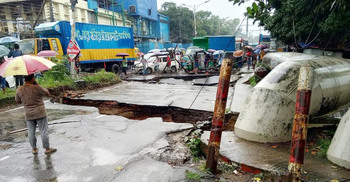 চট্টগ্রামে বৃষ্টিতে ভেঙে পড়লো সেতু, যান চলাচল বন্ধ