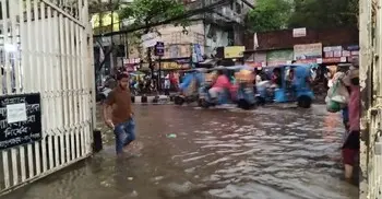 দেড় ঘণ্টার বৃষ্টিতে পুরান ঢাকায় জলাবদ্ধতা, ভোগান্তিতে সাধারণ মানুষ