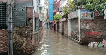 ঢাকায় মুষলধারে বৃষ্টি, রাস্তায় জমেছে পানি