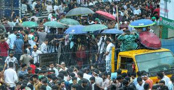 বৃষ্টি উপেক্ষা করেই শাহবাগে ছাত্রদলের নেতাকর্মীরা