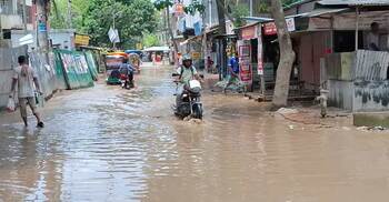 বৃষ্টি হলেই যেন খালে পরিণত হয় সড়ক