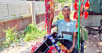 চিকিৎসা বন্ধ, হুইলচেয়ারে বসেই চলছে শাওনের জীবিকার লড়াই