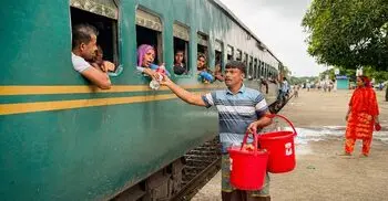 ট্রেনের যাত্রীদের পানি পান করিয়ে মৃত ছেলেকে খুঁজে ফেরেন মুন্নু শেখ