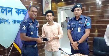 হারানো ১১১ ফোন মালিকদের ফেরত দিলো পুলিশ