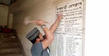 প্রেস ক্লাবে শেখ হাসিনার নামফলক ভেঙে দিলেন শিক্ষার্থীরা