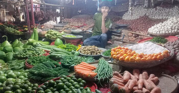টানা বৃষ্টিতে রাজশাহীতে বাড়তি সবজির বাজার
