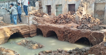 রাজপরিবারের পরিত্যক্ত বাড়িতে সুড়ঙ্গসদৃশ কাঠামো, বন্ধ ভাঙার কাজ