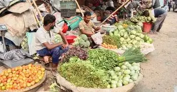 রাজশাহীর বাজারে কাঁচামরিচের ঝাঁজ, পেঁয়াজের দামে স্বস্তি