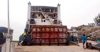 বৈরী আবহাওয়ায় এক ঘণ্টা বন্ধ পাটুরিয়া-দৌলতদিয়া ফেরি চলাচল