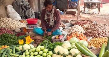 রাজশাহীতে বেড়েছে আলু-পেঁয়াজ-ডিমের দাম