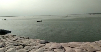 পদ্মায় গরু ব্যবসায়ীদের ট্রলারে দিনদুপুরে ডাকাতি