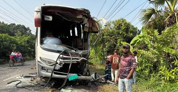 রাজবাড়ীতে থেমে থাকা বাসে অন্য বাসের ধাক্কা, আহত ১৫