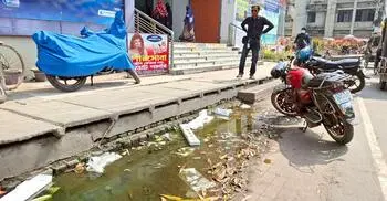ড্রেন বন্ধ সড়ক অচল, মশা-মাছির উপদ্রবে বিপর্যস্ত পৌরবাসী