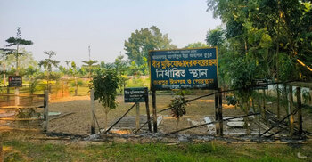 মুক্তিযোদ্ধাদের সংরক্ষিত কবরস্থানে দুর্বৃত্তের আগুন