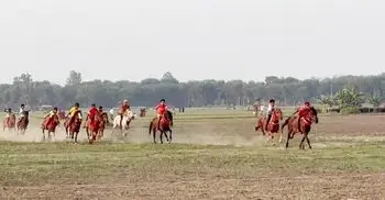পাংশায় ঐতিহ্যবাহী ঘোড়দৌড় দেখতে দর্শকের ঢল