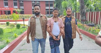 দৌলতদিয়া যৌনপল্লিতে অভিযান, চোলাই মদসহ একজন আটক