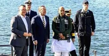 সাবমেরিনে পা আটকে গেলো ভারতীয় প্রতিরক্ষামন্ত্রীর, ভিডিও ভাইরাল