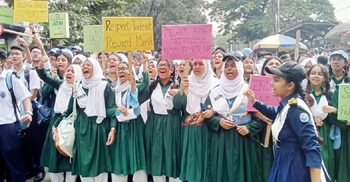 ভর্তিতে লটারি বাতিলের দাবিতে রাজউক শিক্ষার্থীদের বিক্ষোভ