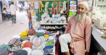 ঈদ উপলক্ষে বিক্রি বেড়েছে আতর-টুপির