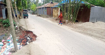 মাস না পেরোতেই সড়কে ভাঙন, চলছে সংস্কার