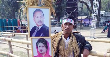 সকাল থেকে ধানের শীষ নিয়ে মঞ্চের সামনে ট্রাকচালক লিটন