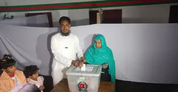 মাকে নিয়ে ভোটকেন্দ্রে আখতার হোসেন