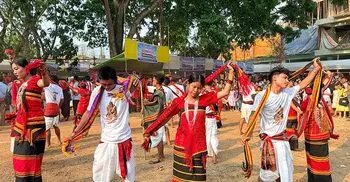 পাহাড়ে লেগেছে উৎসবের রঙ