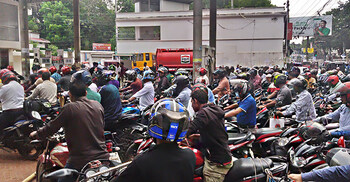 রংপুরে বৈধ কাগজপত্র-হেলমেট ছাড়া মিলবে না জ্বালানি তেল