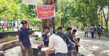 ভর্তি-পরিবহন ফি বৃদ্ধির প্রতিবাদে শিক্ষার্থীদের গণস্বাক্ষর কর্মসূচি